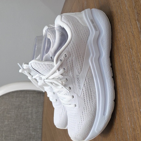 Brooks Ghost Max 2 In White, Size 7.5W/6M - Picture 7 of 14
